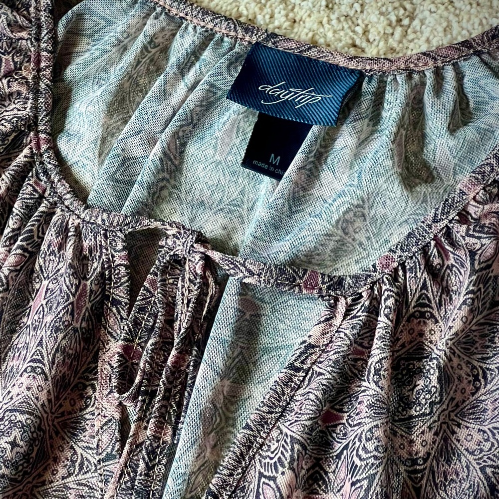 ๐5/$20๐ DAYTRIP Babydoll Ruffled Mesh Pink and Black Patterned top Medium - Picture 6 of 9
